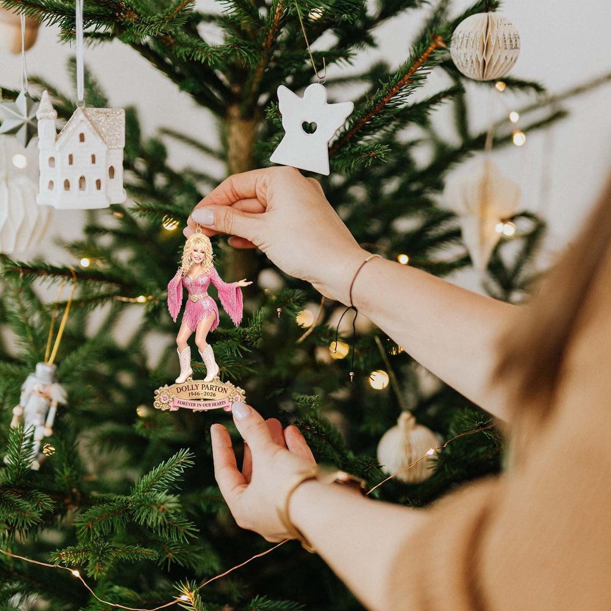 Dolly Memorial Acrylic Christmas Ornament Themed Christmas Ornament for Tree Car Office Home Dolly Themed Xmas Hanging Decor Country Music Holiday Decoration Gift